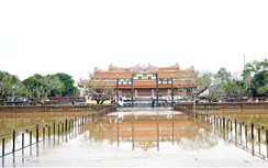 Mưa lũ làm một đoạn tường Hoàng thành Huế bị sập