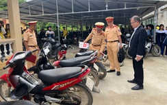 CSGT Tuyên Quang chỉ rõ những lỗi vi phạm ngay tại nhà xe của trường
