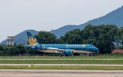 Hàng loạt chuyến bay bị ảnh hưởng bởi bão Kalmaegi