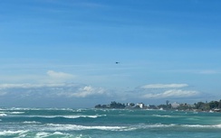 Trực thăng đã đến Lý Sơn, quần thảo tìm kiếm 3 người đàn ông trôi dạt trên thúng