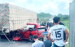 Ô tô 7 chỗ đâm đuôi xe đầu kéo trên cao tốc, tài xế tử vong, 3 người bị thương