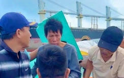 Cứu được 2 người trên thuyền thúng bị sóng cuốn trôi ở Lý Sơn