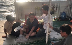 Cứu sống cả ba người trôi dạt hai ngày trên vùng biển Lý Sơn