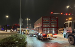 Xe máy va chạm xe tải, người phụ nữ tử vong thương tâm