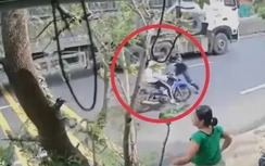 Khoảnh khắc chiến sĩ phòng cháy chữa cháy cứu nữ sinh khỏi đầu xe container