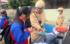 CSGT Lạng Sơn ngăn tai nạn giao thông liên quan học sinh trên quốc lộ 1A