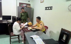 Tịch thu phương tiện, tước giấy phép lái xe của cô gái buông hai tay khi điều khiển xe máy