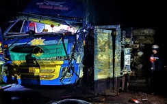 Hai xe tải va chạm trên quốc lộ 49 qua TP Huế khiến một người bị thương