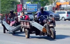 CSGT xử phạt 2 tài xế xe ba gác chở thép không an toàn trên quốc lộ 51