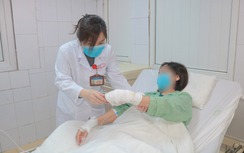 Một phụ nữ bỏng tay nặng do hóa chất thông bồn cầu phát nổ