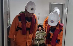 Chạy đua với thời gian, tàu SAR 631 kịp thời cứu ngư dân nguy kịch trên biển