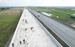 Không nghỉ tết Dương lịch, công nhân tăng ca đẩy nhanh tiến độ cao tốc Cao Bồ - Mai Sơn