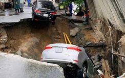Đường phố Đà Nẵng bất ngờ sụt lún, ô tô rơi xuống hố tử thần