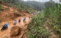 Quảng Ngãi: Sau cả tháng mưa lũ, giao thông nhiều nơi vẫn chia cắt