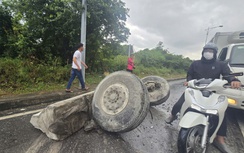 Xe tải đâm vào dải phân cách, lật chắn ngang đèo Cù Hin làm giao thông ách tắc