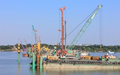 Nhộn nhịp công trường cầu Trần Hưng Đạo vượt sông Hồng những ngày cuối năm