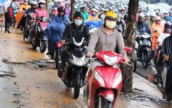 Phớt lờ mức phạt nặng, người đi xe máy thản nhiên vi phạm giao thông