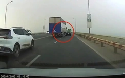 Chuyển làn ẩu, xe tải húc xe con sang làn ngược chiều trên cầu Thăng Long