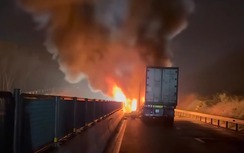 Ba ô tô bốc cháy sau va chạm liên hoàn trên cao tốc Vân Phong - Nha Trang