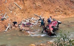 Huế: Va chạm trên cao tốc La Sơn - Túy Loan, ô tô bán tải rơi xuống suối