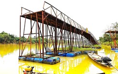 Cận cảnh khắc phục cầu phao La Khê Trẹm ở Huế bị lũ đánh gãy