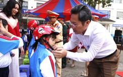 Quảng Ngãi tuyên truyền trật tự ATGT và tặng mũ bảo hiểm cho học sinh