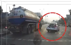 Dừng đèn đỏ, ô tô con bất ngờ bị xe bồn húc văng ra giữa ngã tư