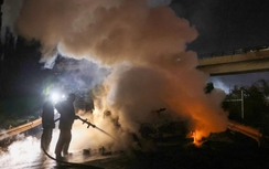 Người biểu tình ủng hộ lực lượng Hezbollah đốt phá đoàn xe của LHQ ở Lebanon