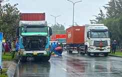 Xe máy va chạm xe đầu kéo, một người tử vong tại chỗ