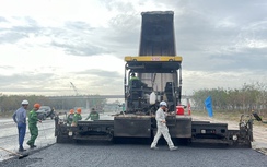 Thảm những mét bê tông nhựa đầu tiên ở dự án thành phần 2 cao tốc Biên Hòa - Vũng Tàu