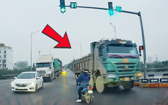 Xe tải quyết lấn làn đường ngược chiều trước nút giao, rẽ trái bất chấp nguy hiểm