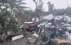 Dông lốc làm hư hỏng trường học và nhiều nhà dân ở Cà Mau