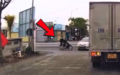 Phóng như bay tại nút giao, xe máy đâm nát đầu ô tô