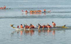 Người dân mãn nhãn với giải đua thuyền và màn nhào lộn trên sông Đồng Nai