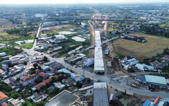 Long An: Tạm dừng lưu thông qua nút giao cầu Tân Bửu để lao lắp dầm