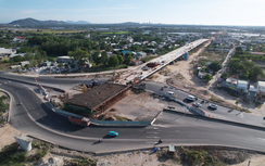 Tăng tốc để thông xe đường vào cảng nước sâu lớn nhất Việt Nam dịp 30/4