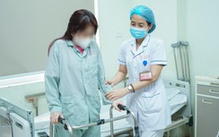 Thay khớp háng thành công cho cô gái "xương hóa đá" hiếm gặp