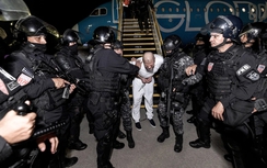 Quan chức Mỹ bảo vệ quyết định trục xuất người di cư Venezuela theo luật thời chiến