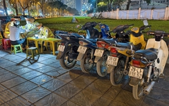 Nhiều người đi xe máy vẫn tùy tiện uống rượu bia
