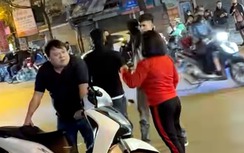 Hà Nội: Thông tin bất ngờ vụ người đàn ông bị đánh túi bụi giữa phố