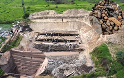 Nhiều hiện vật độc đáo trong 2 chiếc thuyền cổ ở Bắc Ninh vừa khai quật