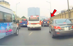 Loạt ô tô “rẽ sóng” mở đường cho xe cứu thương thoát đoạn ùn tắc