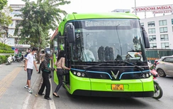Hà Nội tính chuyện chuyển đổi xanh toàn bộ taxi, xe cá nhân