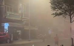 Cháy nhà 5 tầng trong đêm, nhiều người leo qua nhà hàng xóm thoát nạn