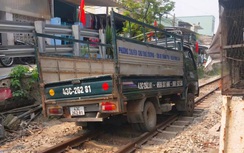 Hai chuyến tàu phải dừng vì xe tải chết máy chắn ngang đường sắt qua Đà Nẵng