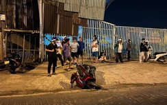 Xe máy lao lên vỉa hè tông trúng cục sắt, nam bảo vệ tử vong tại chỗ