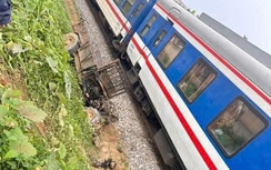 Công nông tự chế va tàu hỏa, một người tử vong