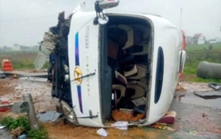 Xe chở 15 giáo viên, học sinh lật trên cao tốc Nghi Sơn - Diễn Châu sau va chạm xe tải