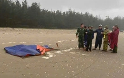 Phát hiện thi thể nam giới trôi dạt vào bờ biển Hà Tĩnh