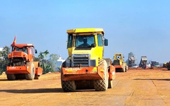 Nắng ráo nhà thầu thi công cao tốc Quảng Ngãi - Hoài Nhơn tăng tốc đắp nền